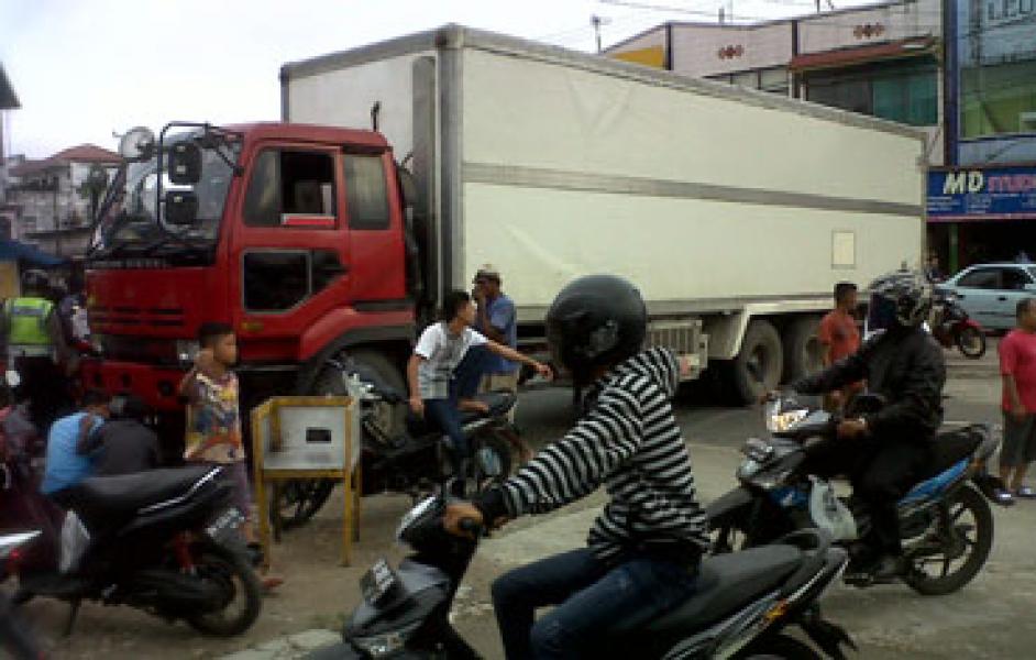 Sebuah Truk Melintang di Jalan Adi Sucipto, Akses Jalan Terhambat