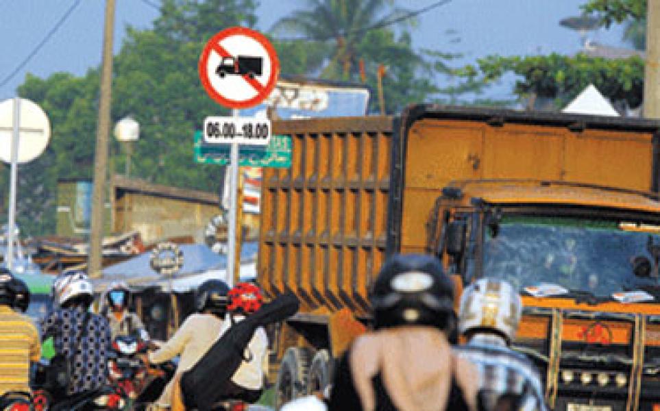 Truck Bertonase Berat Dideadline Seminggu Melintasi Jalan HR Soebrantas