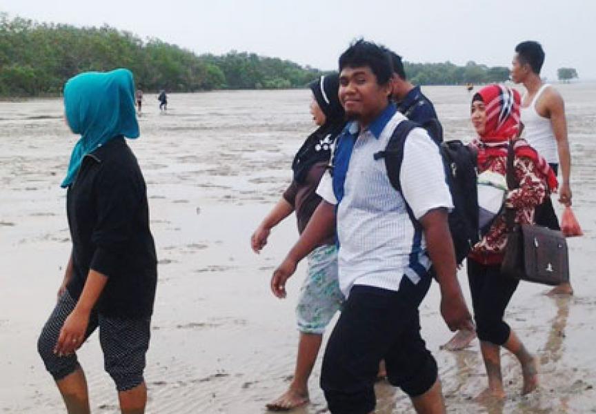 Warga Meranti Nikmati Lebaran ke Pantai Beting Beras
