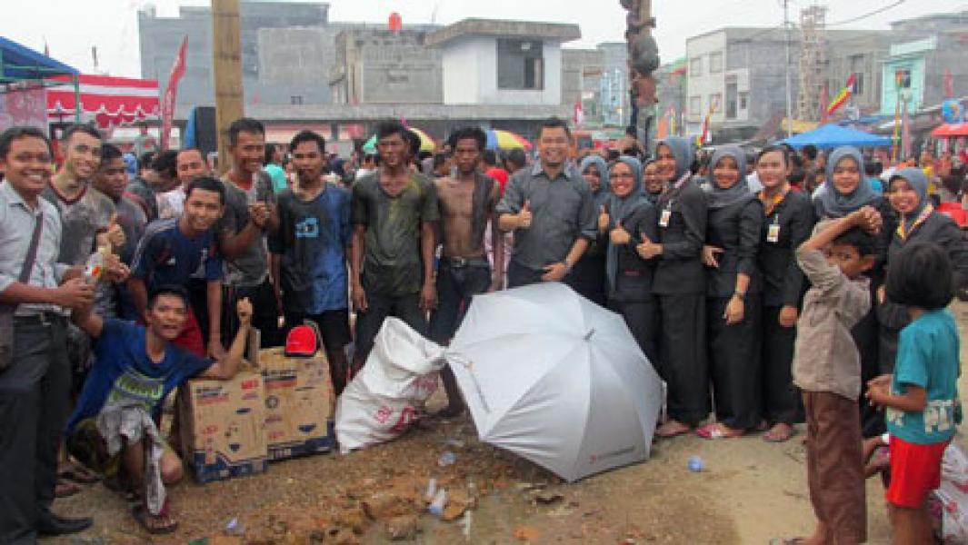 Bank Riau Kepri Kantor Cabang Airmolek Ikut Lomba Panjat Pinang