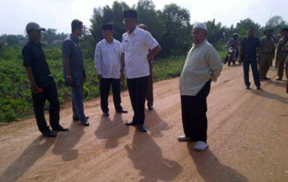 Bupati Rohil Tinjau Pengerjaan Peningkatan Jalan Kubu-Panipahan