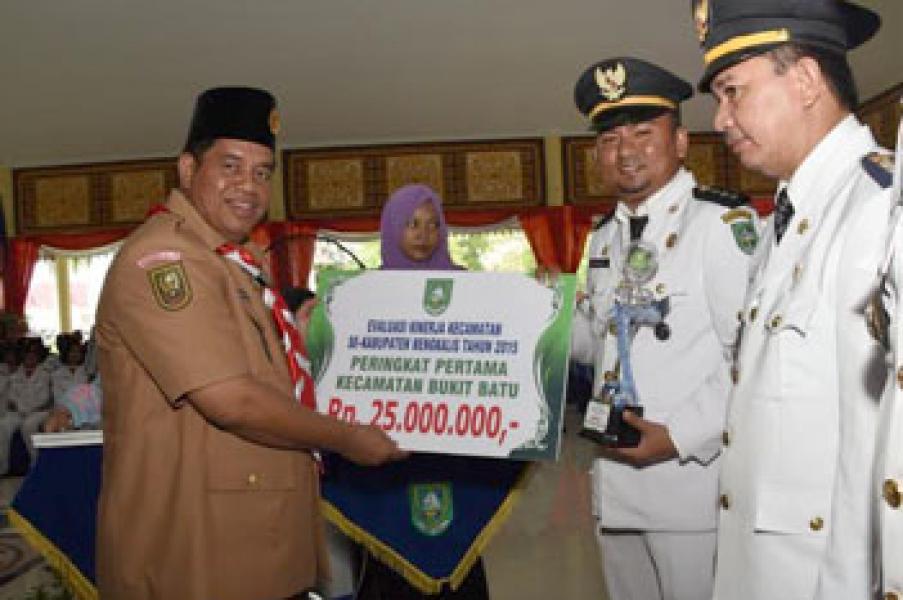 Bupati Serahkan Penghargaan, Bengkalis dan Bantan Mendominasi