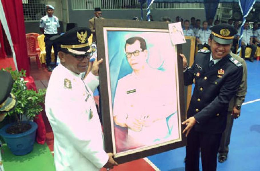 Bupati Terkesima Menerima Lukisan Dirinya Karya Warga Binaan Rutan Bagansiapiapi