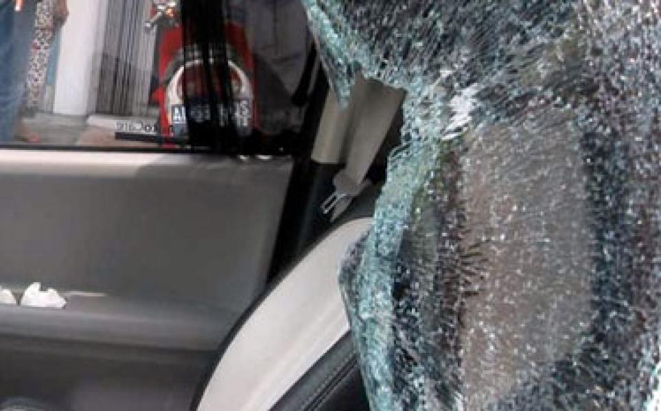 Ditinggal Makan, Kaca Mobil Strada Dipecah