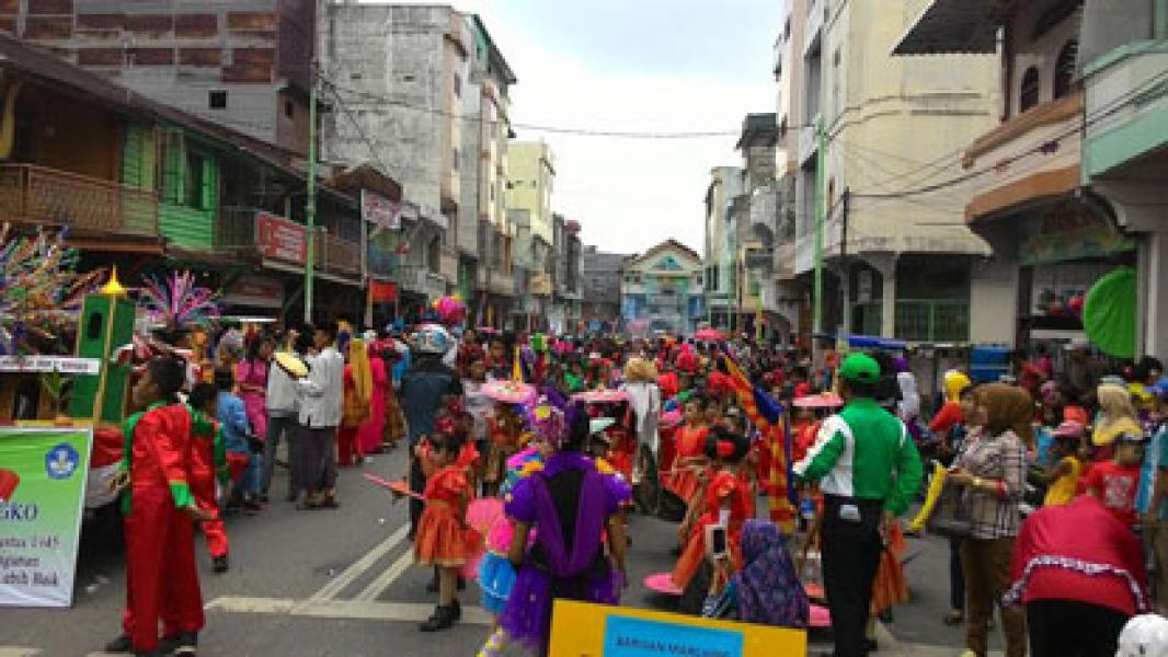 Hujan Lebat Guyur Bagansiapiapi Peserta Karnaval dan Pawai Pakaian Adat Berhamburan