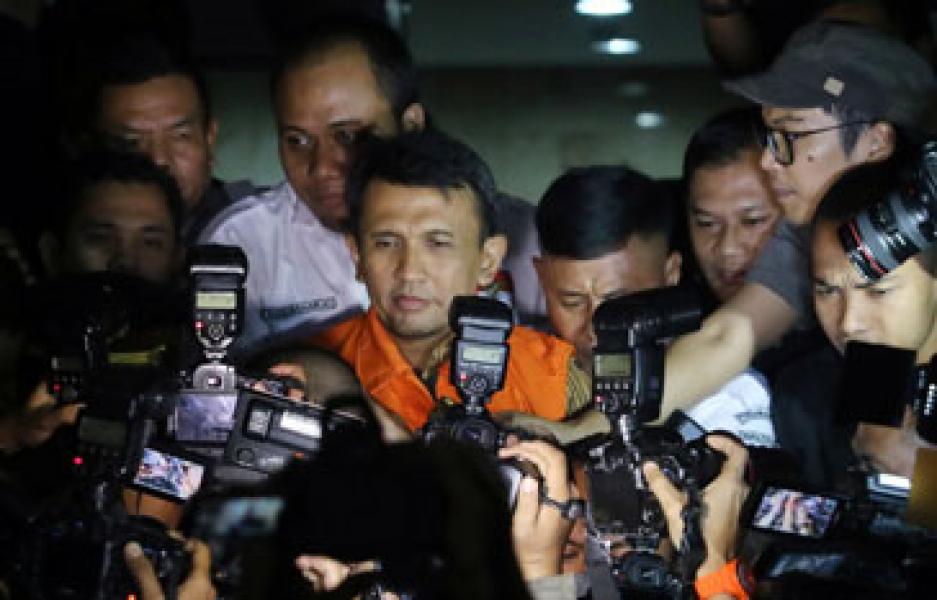 KPK Tahan Gubernur Gatot & Istri