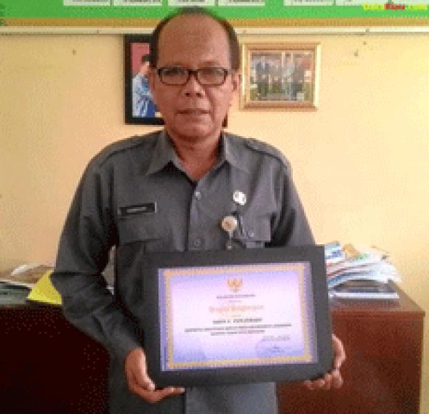 Kepala SMPN 6 Raih Penghargaan Lencana Pancawarsa