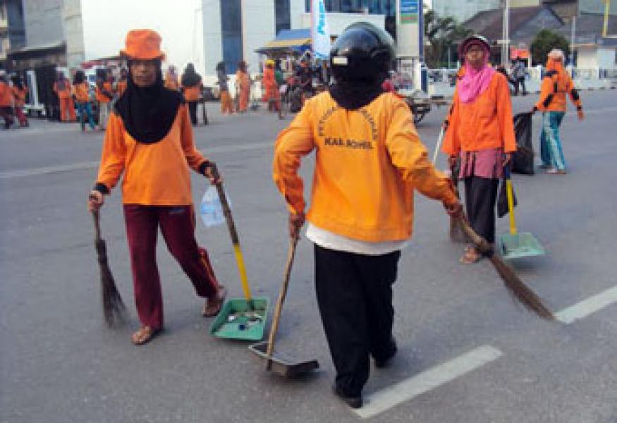 Kerja Keras Petugas Kebersihan Bagansiapiapi Layak Diberi Penghargaan