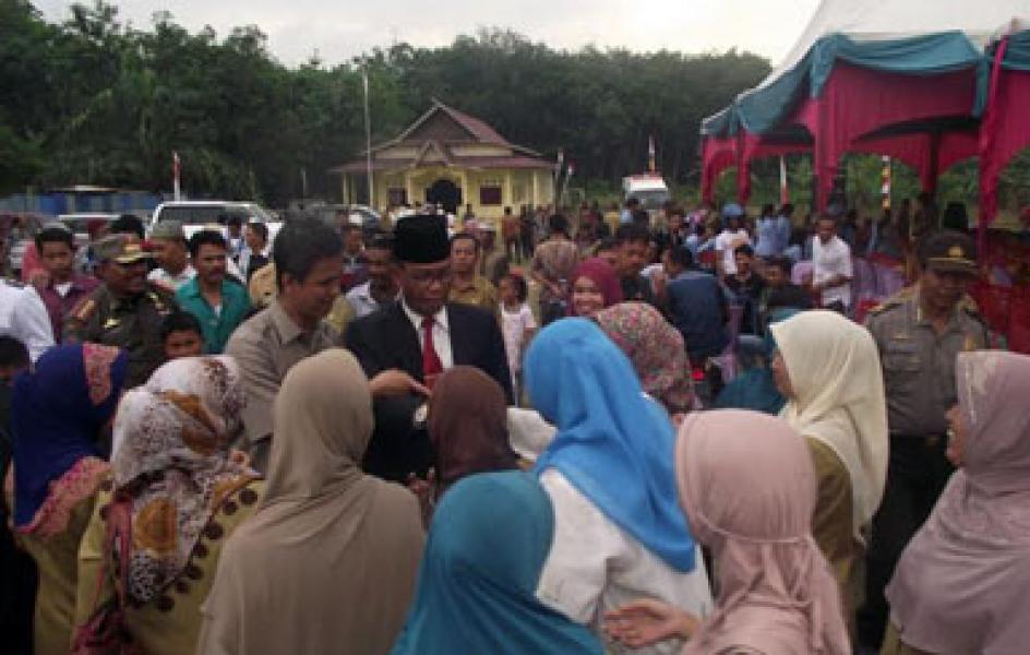 Lantik Lurah, Ribuan Warga Ujung Tanjung Antusias Sambut Bupati H Suyatno
