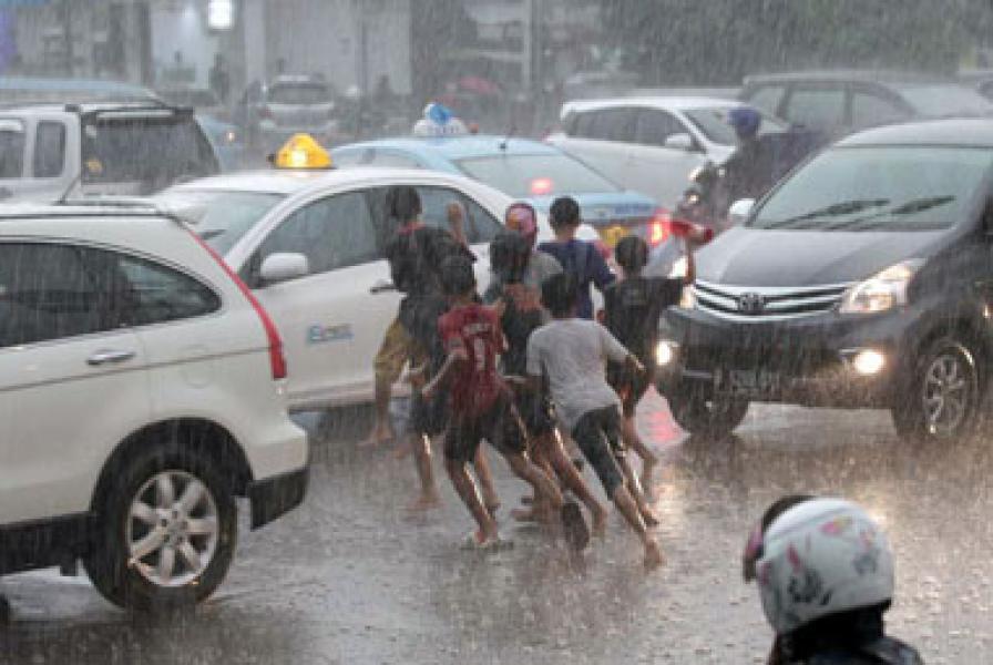 Larang Anak Mandi Hujan? Ini Pesan Rasulullah