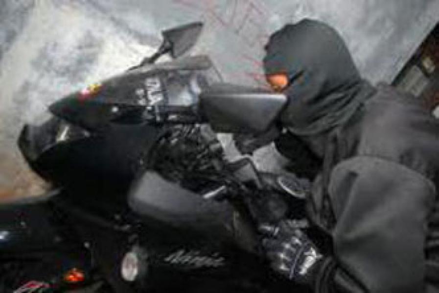 Parkir didepan Rumah, Motor Yamaha Scorpio Raib