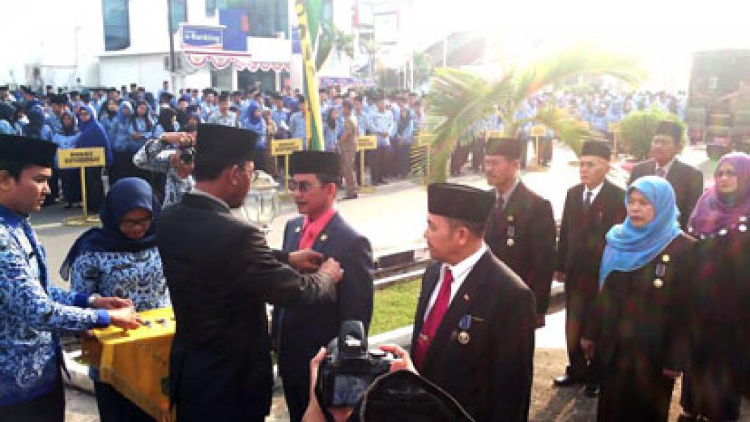 Pimpin Apel HUT R1 ke 70, Bupati Serahkan Satya Lencana Pengabdian PNS