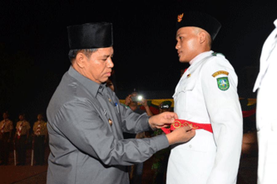 Pj Bupati Bengkalis Kukuhkan 74 Anggota Paskibraka