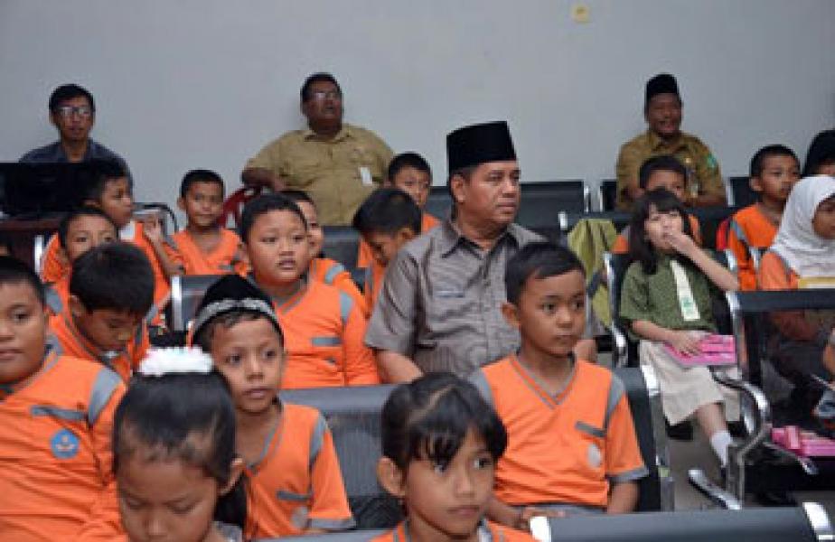 Pj Bupati Nonton Film Dokumenter Bareng Murid SDN 1 Bengkalis 