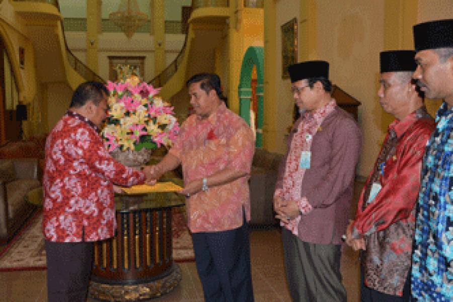 Pj Bupati Percayakan Surat Perintah Plt Kadisdik ke Heri Indra Putra 