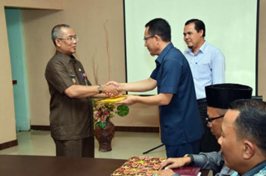 Pj Bupati Serahkan Draft KUA-PPAS Perubahan 2015 ke DPRD Meranti