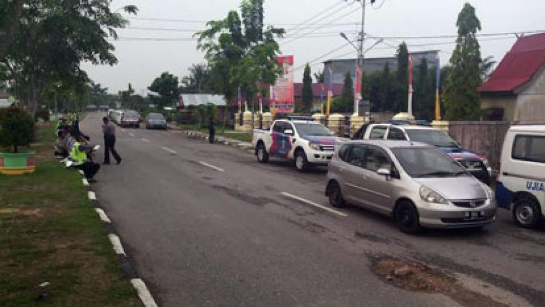 Ratusan Aparat Kepolisian Gabungan Siaga di KPUD Rohil