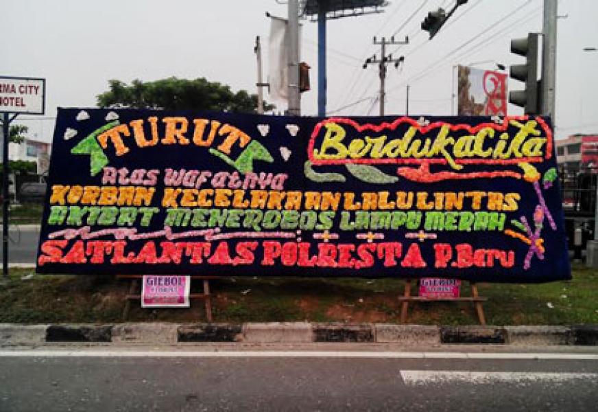 Sat Lantas Pekanbaru Kirim Papan Bunga Bagi Korban Menerobos Lampu Merah