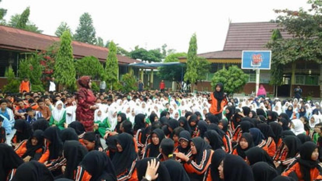 Siswa SMAN 4 Pekanbaru Tampilkan Busana dari Barang Bekas