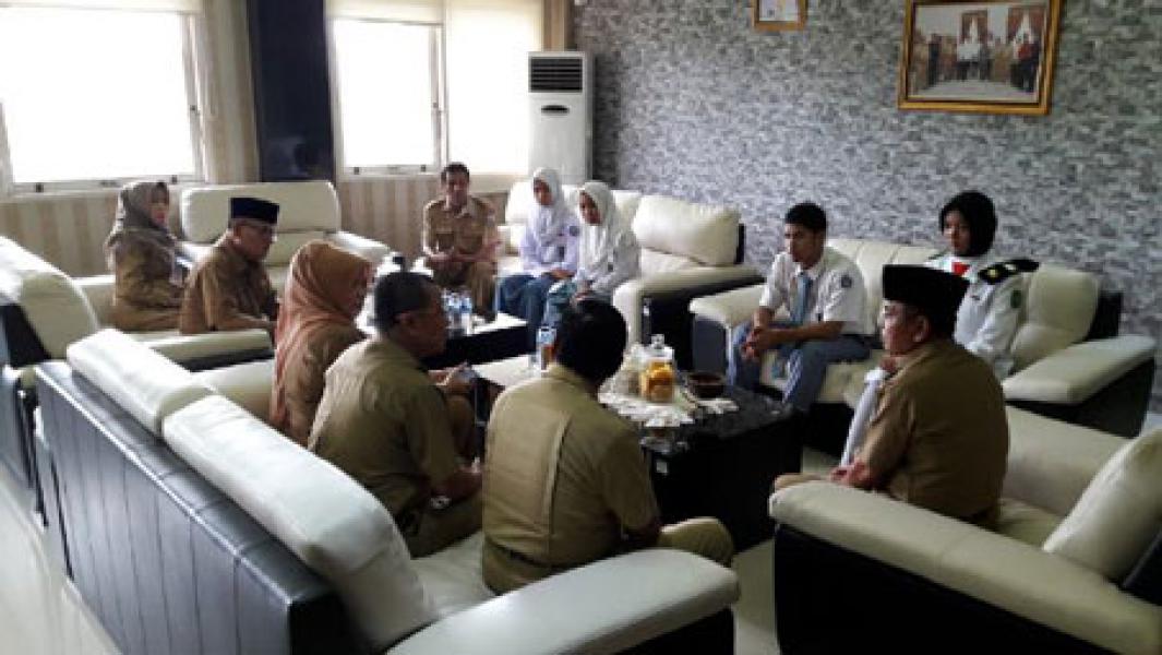4 Siswa/i SMAN 1 Pangkalan Kerinci ‎Berprestasi Nasional dan Internasional Temui Bupati Harris