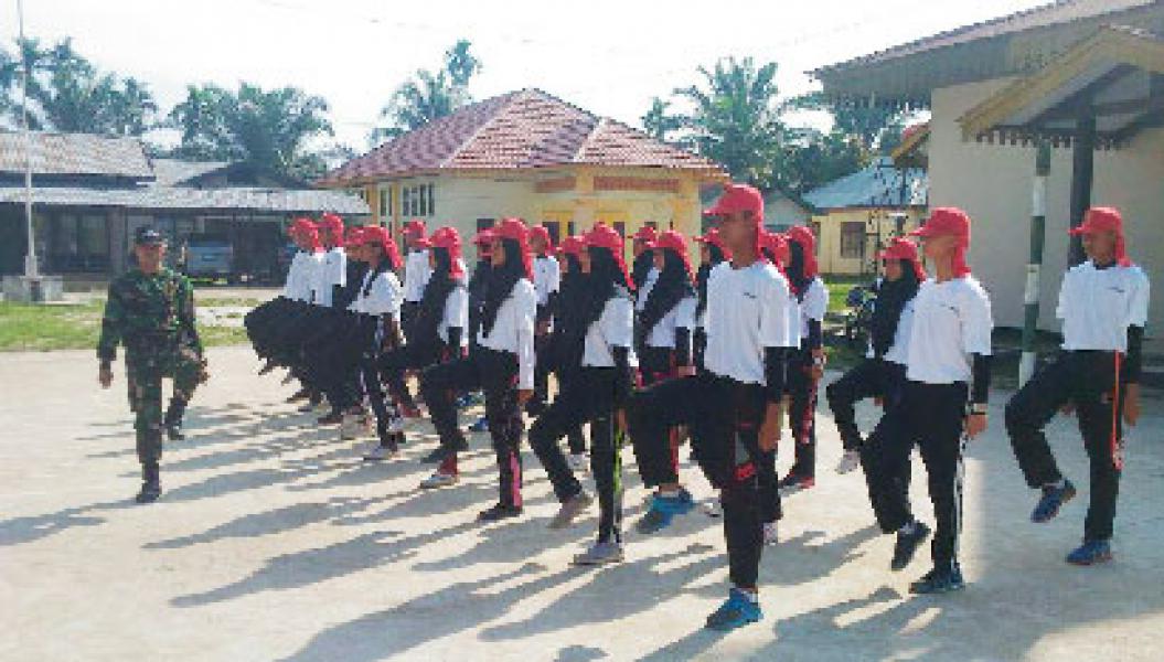 Babinsa Koramil 01/Rengat Kodim 0302/Inhu Latih Paskibra Kecamatan Rengat