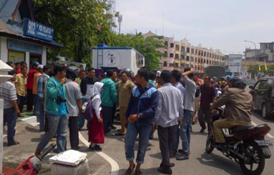 Belasan Massa GMDK Minta KPUD Bengkalis Jelaskan Penggunaan Dana Pilkada 2015