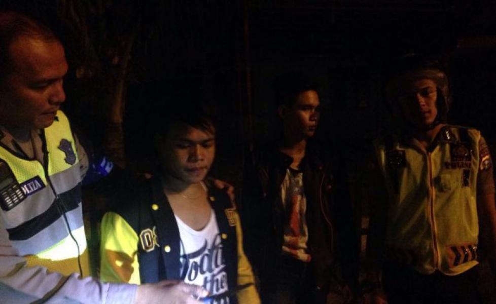 Bertengkar di Pinggir Jalan, Pasangan Gay di Amankan