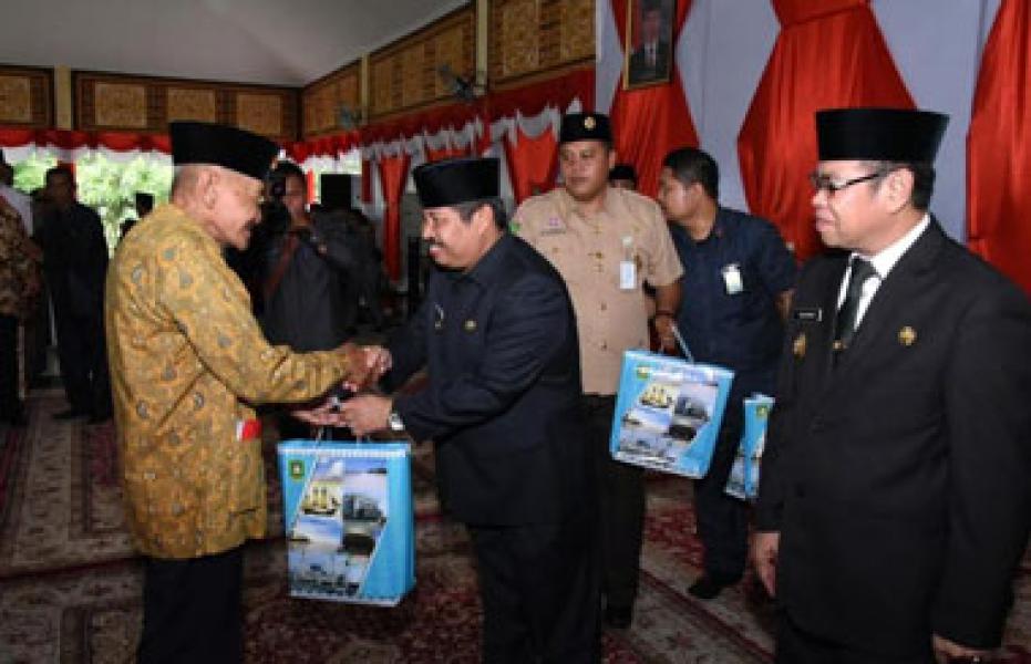 Bupati Amril Beri Penghargaan Kepada Kecamatan, Desa/ Kelurahan dan Puskesmas Berprestasi