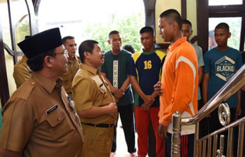 Bupati Amril Tinjau Peserta Paskibra di Wisma Kito Bengkalis
