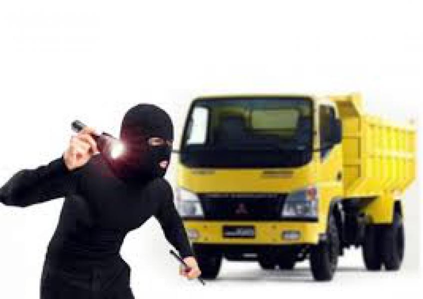Dump Truk Milik Toko Bangunan Digasak maling