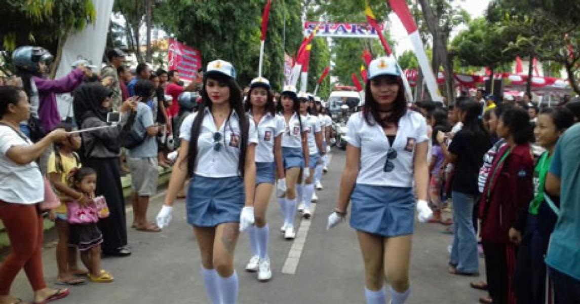 Gunakan Kostum SMA saat Gerak Jalan, Kelompok Waria Dikecam Netizen