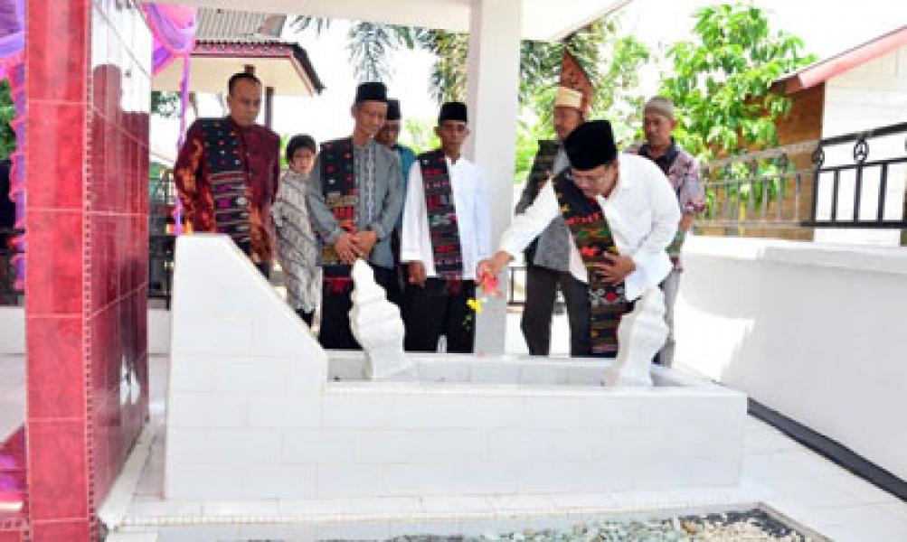 IKEIS Bengkalis Ziarah ke Makam Raja Sang Naualuh Damanik di desa Senggoro