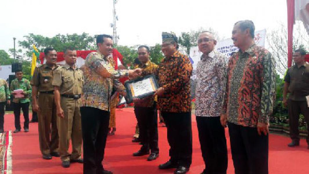 KUD Air Hitam Ukui dan Camat Pangkalan Lesung Terima Penghargaan dari Menkop dan UKM RI