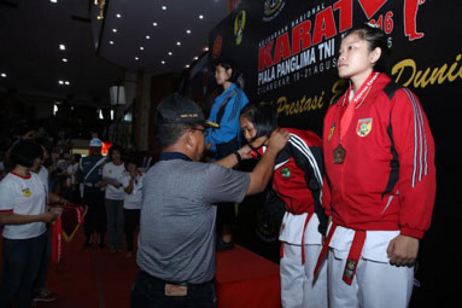 Karateka Wanita TNI Dominasi Kejurnas Karate Piala Panglima TNI Ke-IV Tahun 2016