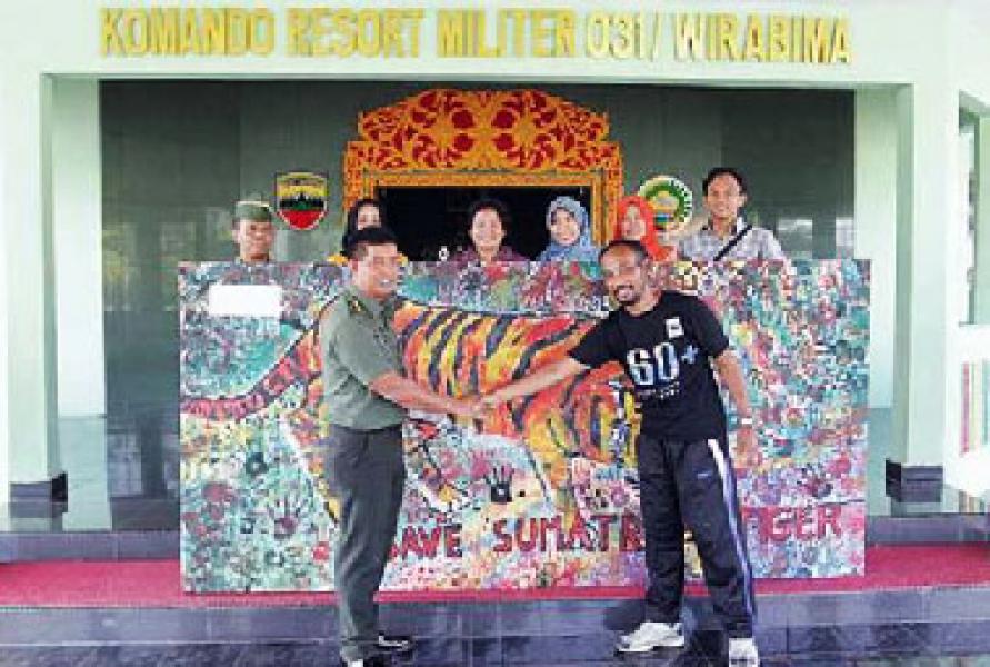 Kasrem 031/Wirabima Terima Lukisan Harimau Sumatera Karya Siswa SD Kartika Pekanbaru