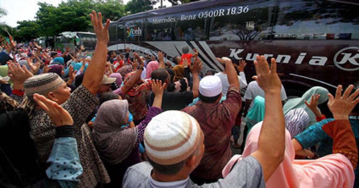 Kecelakaan Menimpa Iring-iringan Bus Jamaah Calon Haji Riau