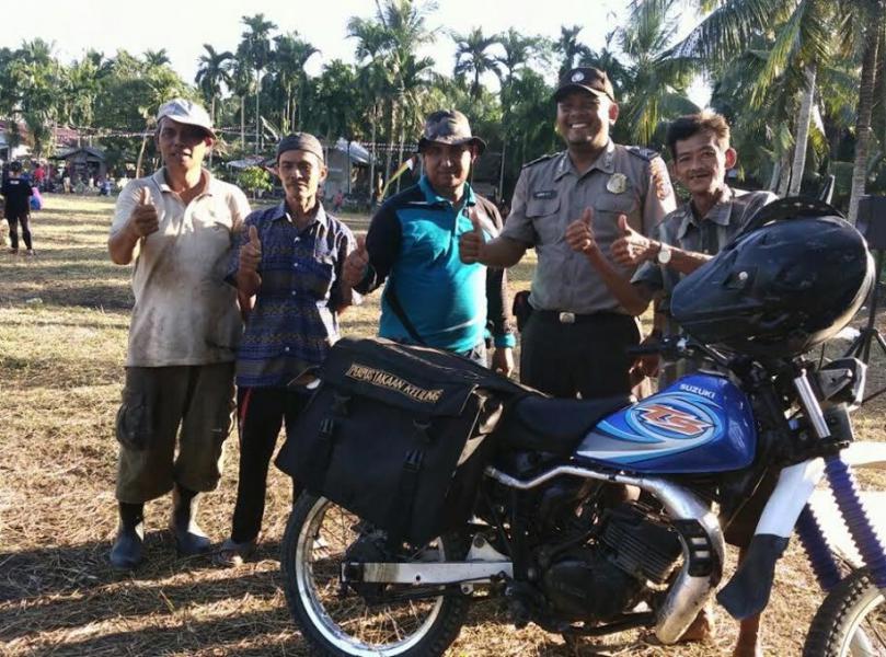 Luar Biasa, Anggota Bhabinkamtibmas Ini Keliling Kampung Hadirkan Pustaka Keliling