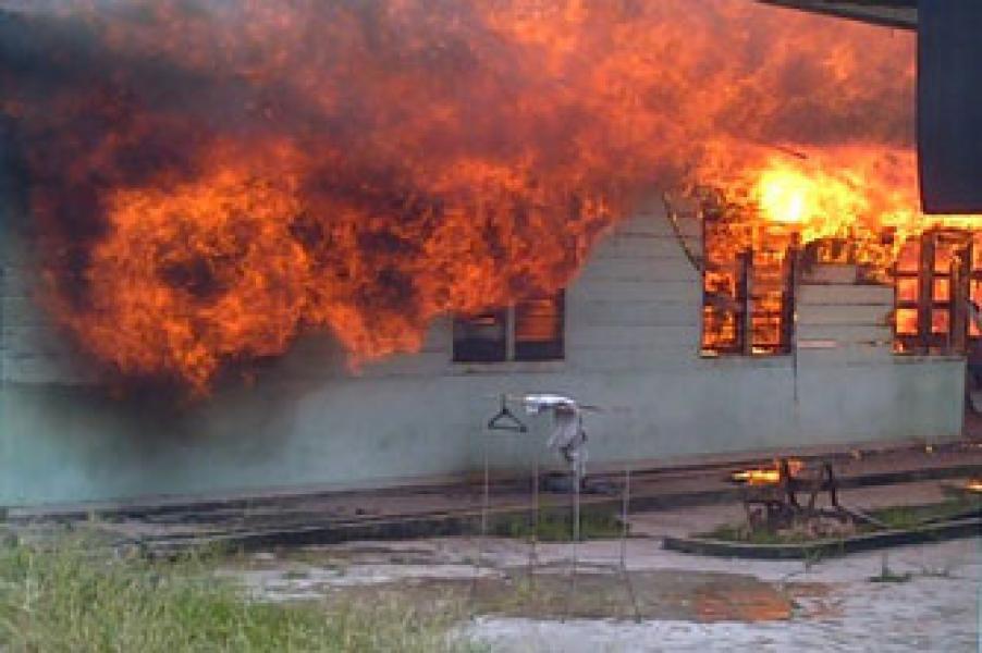 Mess Karyawan Big Land Terbakar