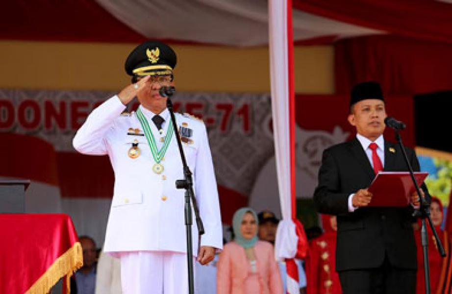 Peringati HUT RI ke 71, Bupati Wardan Bertindak Sebagai Inspektur Upacara