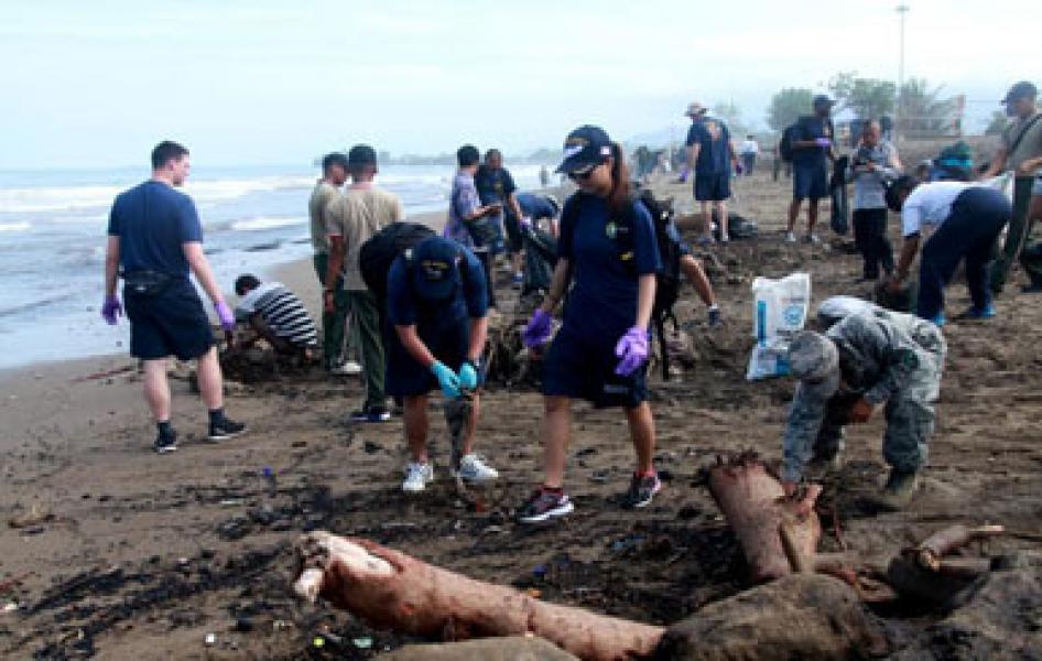 Personel TNI dan US Navy Bersihkan Pantai Padang
