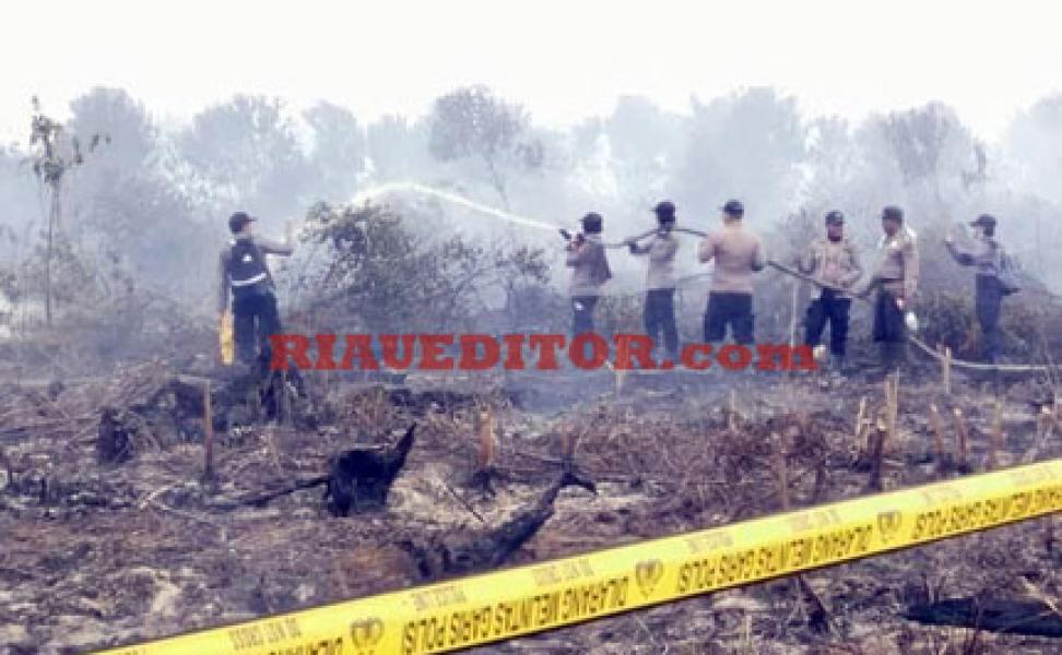 Petugas Pasang Garis Polisi di Bekas Lahan Terbakar Lokasi Hilangnya Pratu Wahyudi