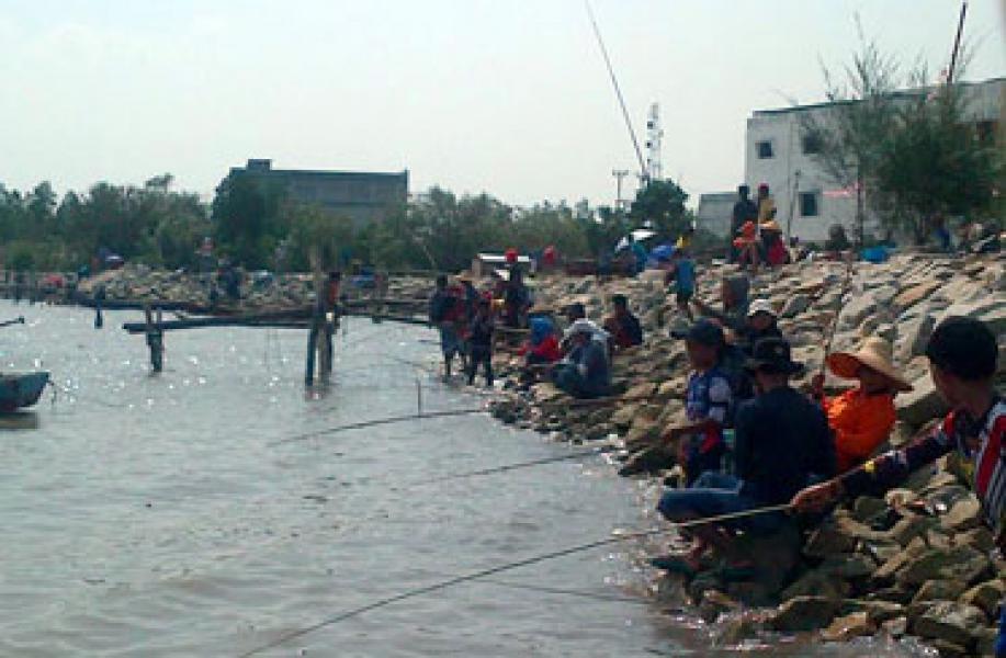 Rayakan HUT RI, Warga Rimbasekampung Mancing Bareng Keluarga di Selat Bengkalis