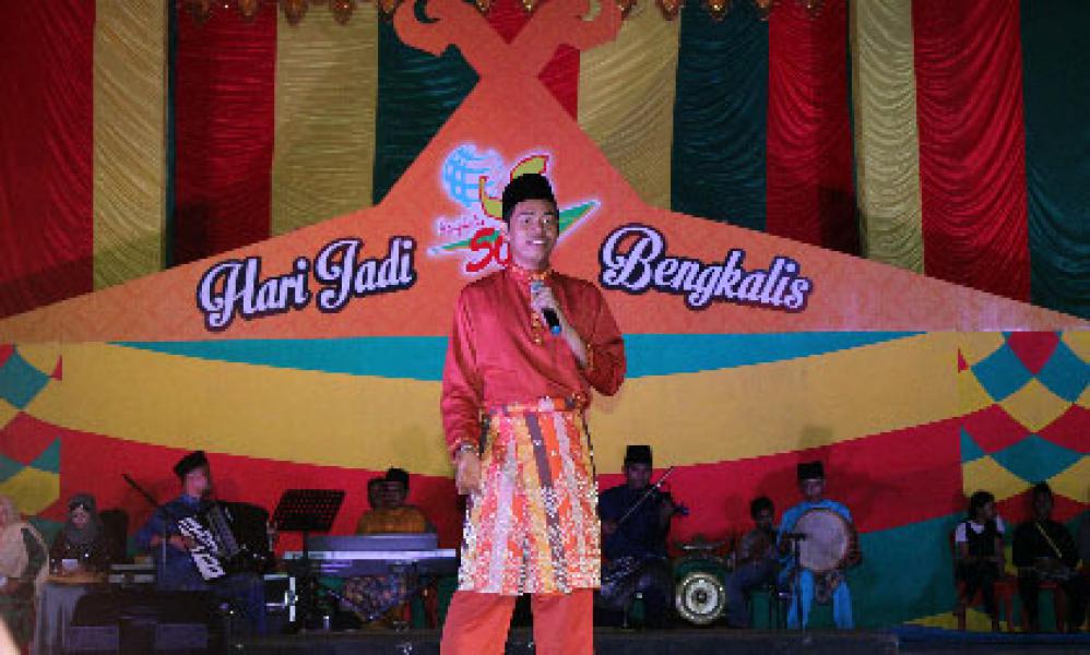 Ribuan Warga Antusias Saksikan Penggung Seni Pelangi Negeri Junjungan