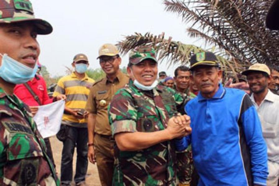 Saat Melintas, Danrem 031/Wb Lihat Titik Api dan Langsung Beri Perintah Segera Padamkan