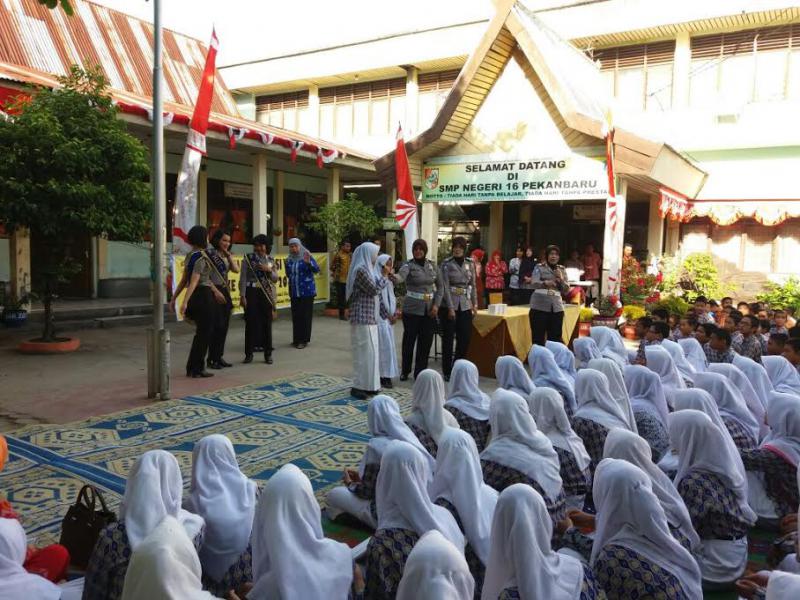 Srikandi Polwan Polresta Pekanbaru, Berikan Edukasi Kenakalan Remaja Ke Sekolah Sekolah