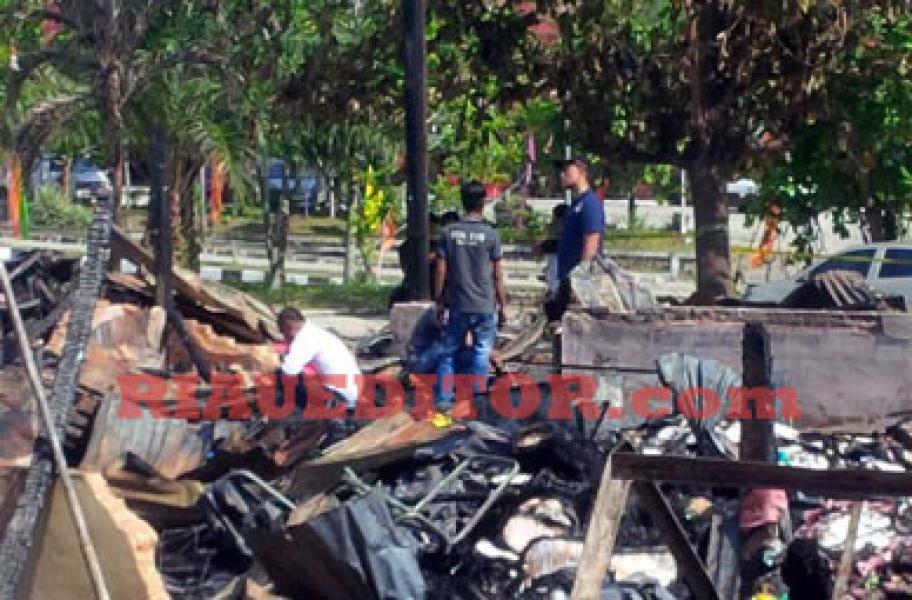 Tim Labfor Polri Cabang Medan Olah TKP Bangunan Disdik Pelalawan Yang Terbakar