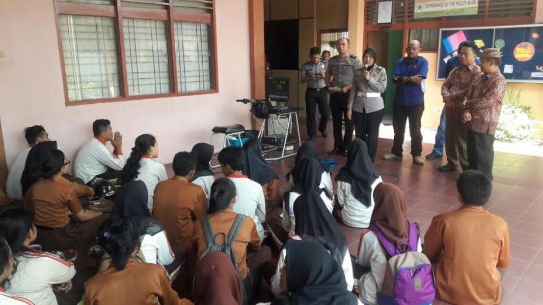 Tim Safety Riding Polresta Pekanbaru Kunjungi SMU Handayani