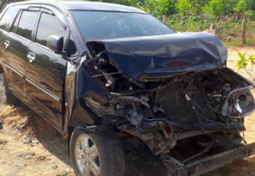 Travel Innova Tabrakan Dengan Truck Tanki di Desa Banajar Balam, Dua Penumpang Luka Berat