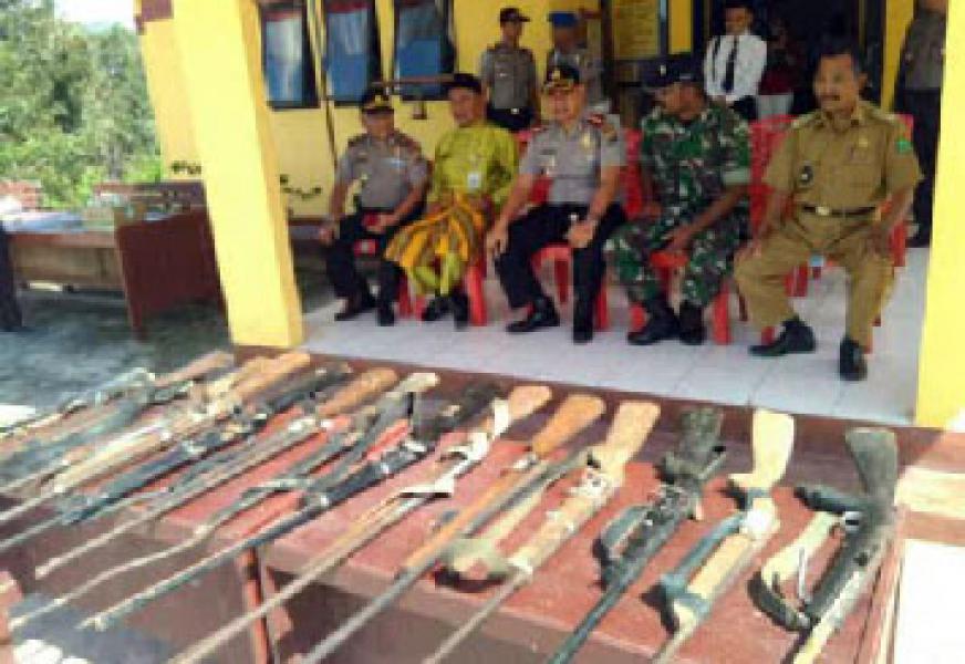 Warga Suku Anak Dalam Serahkan Senjata Gobok Kepada Polisi