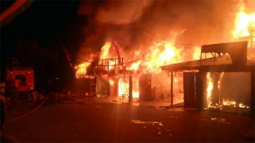8 Unit Bangunan Kios dan Rumah Warga Tembilahan Ludes Dilalap si Jago Merah